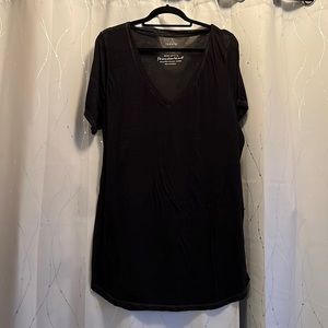 Black v-neck tee